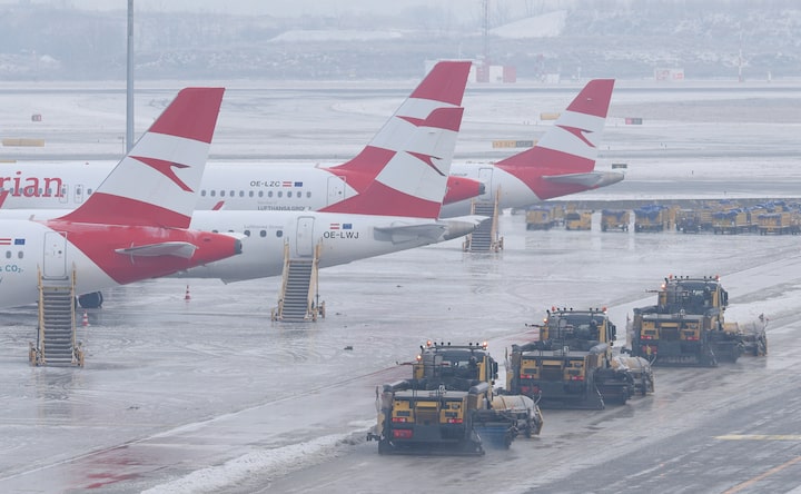 Severe snowfall disrupts air traffic in Vienna