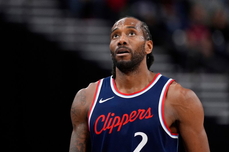 Kawhi Leonard leaves vs Lakers with injury -  VIDEO 