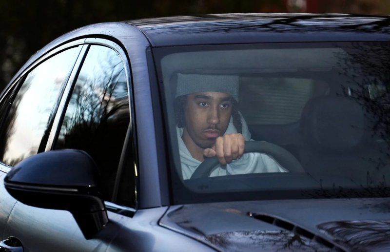 Man United’s Leny Yoro banned from driving for six months 