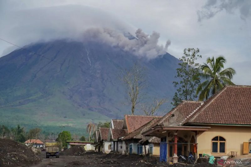 Indonesia's Mount Semeru erupts, triggering safety warning
