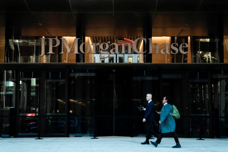 JPMorgan takes profit on Chinese yuan rally 
