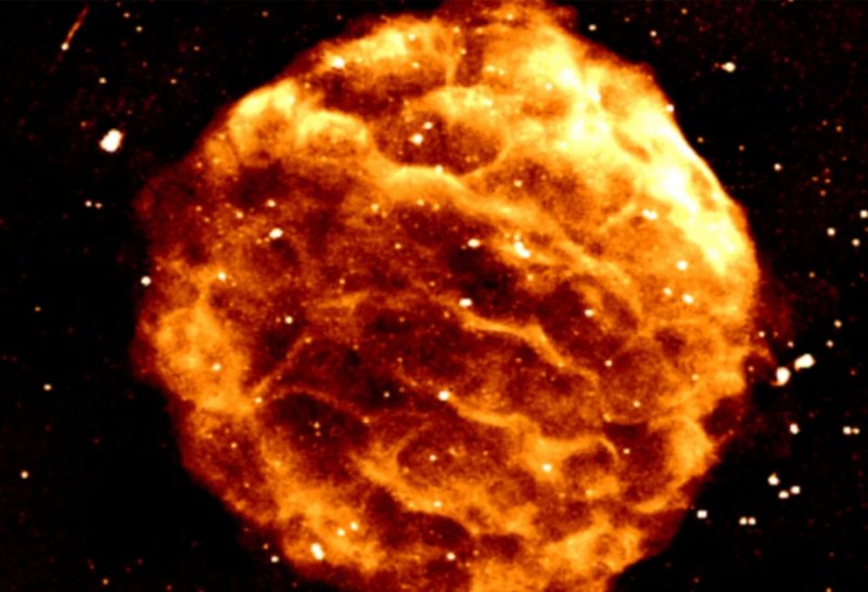 Giant star WOH G64 changes unexpectedly: Will it explode? 