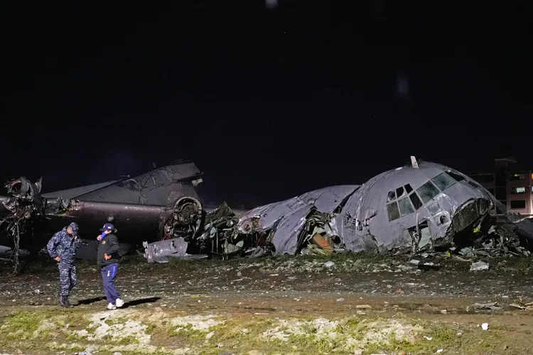 Bolivia plane crash kills 15 , injures 28 -  VIDEO 