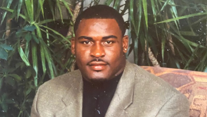 Mark Smith, Vicksburg native and former NFL star, dies at age 51