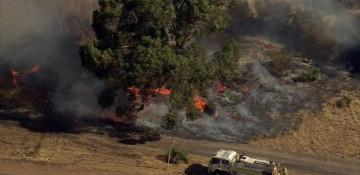 Out-of-control bushfire triggers emergency warning in Australia's Perth