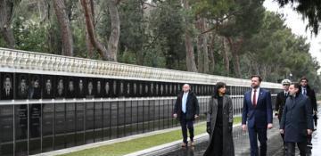 US Vice President visits Alley of Martyrs in Baku -  VIDEO  