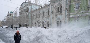 Heavy snow grips Moscow, triggers travel disruptions