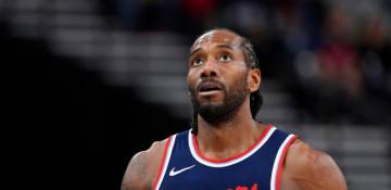 Kawhi Leonard leaves vs Lakers with injury -  VIDEO 