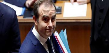 French PM postpones cabinet reshuffle 