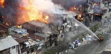 Blaze razes hundreds of homes in Philippine capital 
