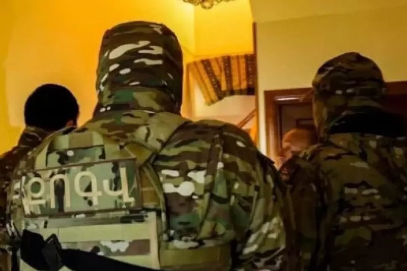 Police conduct raids in Yerevan after deadly shooting