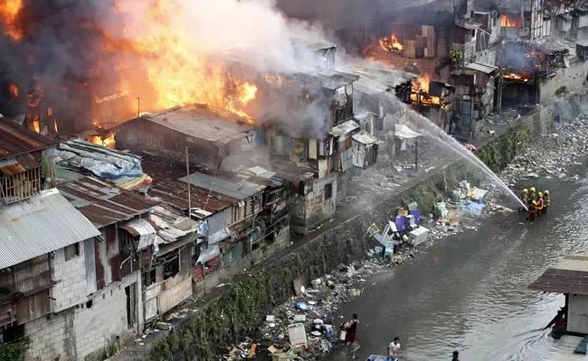 Blaze razes hundreds of homes in Philippine capital 