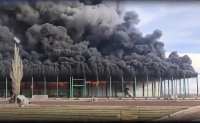 Massive fire engulfs cold storage facility in northwestern Iran -   VIDEO 