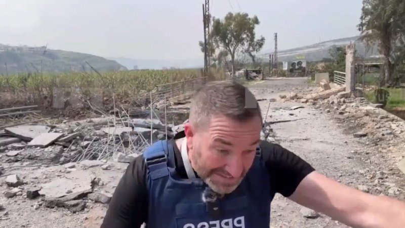  WATCH : Israeli missile hits near journalist in Lebanon