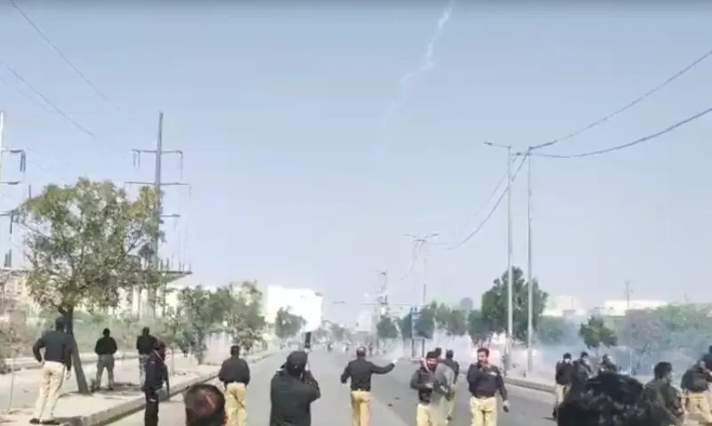 Protesters attack the U.S. Consulate in Karachi - VIDEO