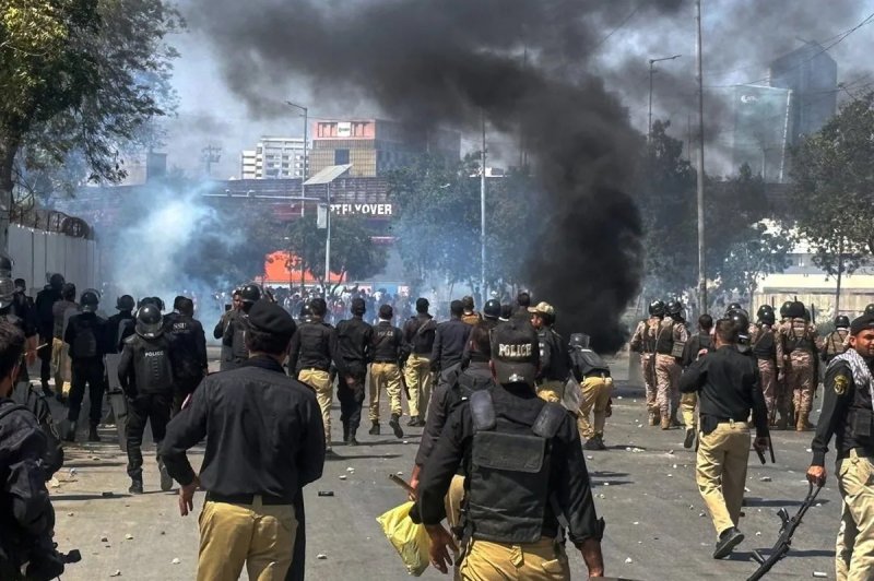 At least 22 people dead after pro-Iran protests in Pakistan and Iraq -  VIDEO  