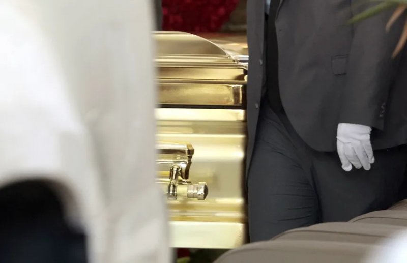 Cartel leader “El Mencho” buried in golden casket