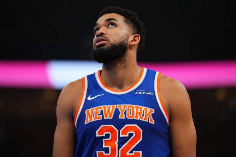 Karl-Anthony Towns scares Knicks with knee injury -  VIDEO 