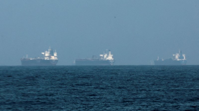 Iran: Any US vessels in Strait of Hormuz to be struck 