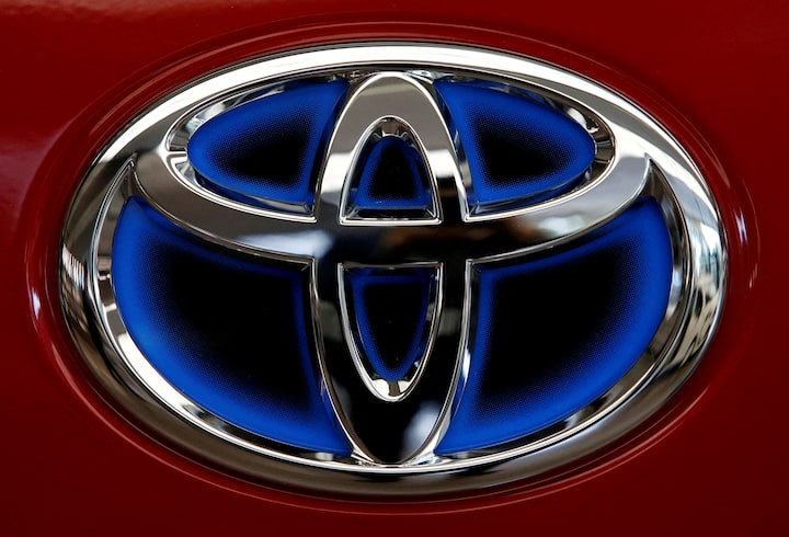 Toyota recalls 550,000 U.S. vehicles over seat defect 