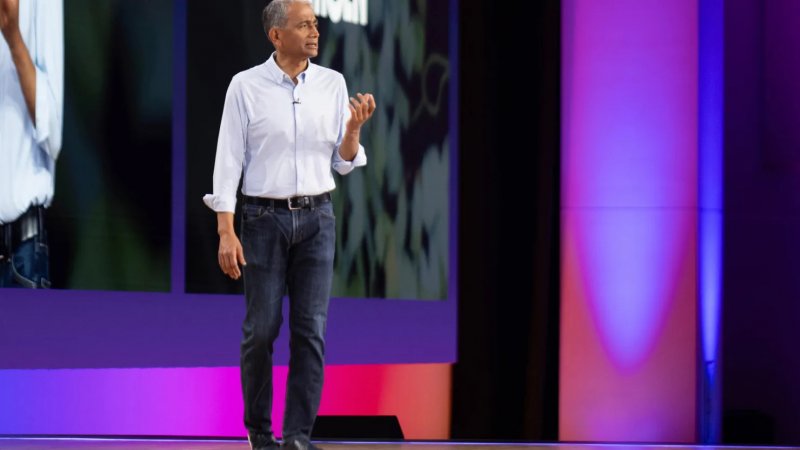 Microsoft exec retiring after 35+ years, a blow to company in AI race