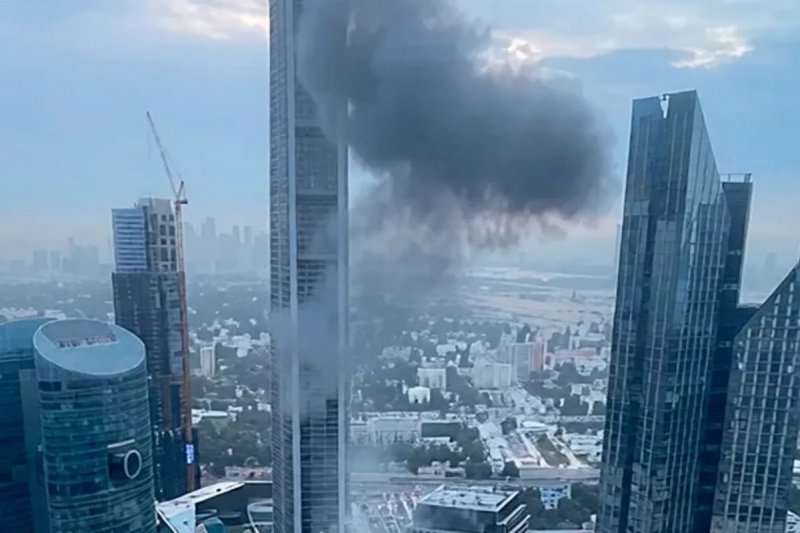 Iranian drone hits building in central Dubai –  VIDEO 