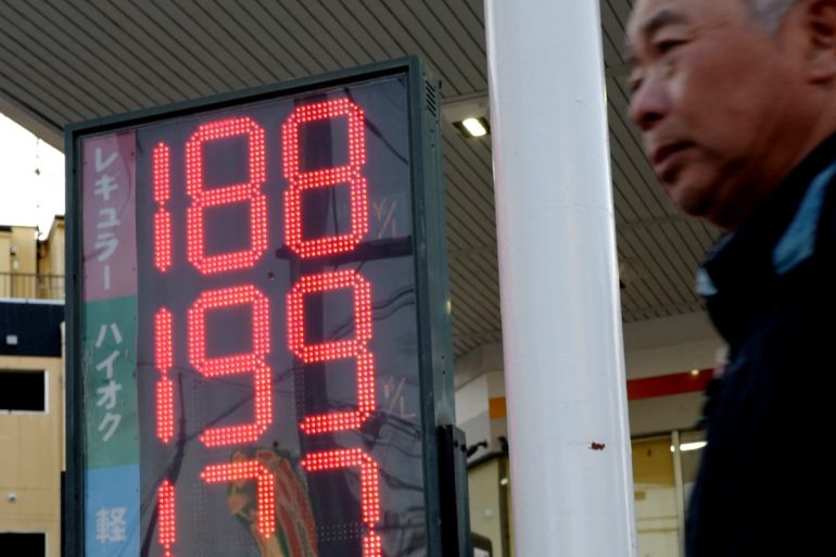 Oil tops $106 as Trump seeks to reopen Hormuz Strait