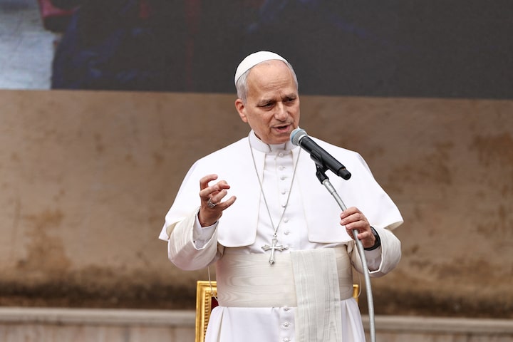 Pope Leo urges media to show human cost of war, not propaganda 