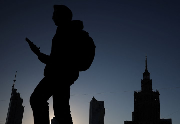 Poland to ban mobile phones for under-16s in schools 