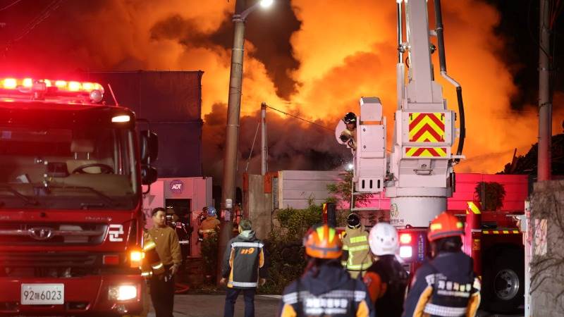 Korean auto parts factory fire injures 50 - VIDEO