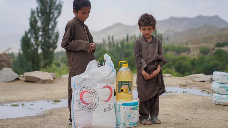 Afghan Red Crescent provides financial aid to displaced families 
