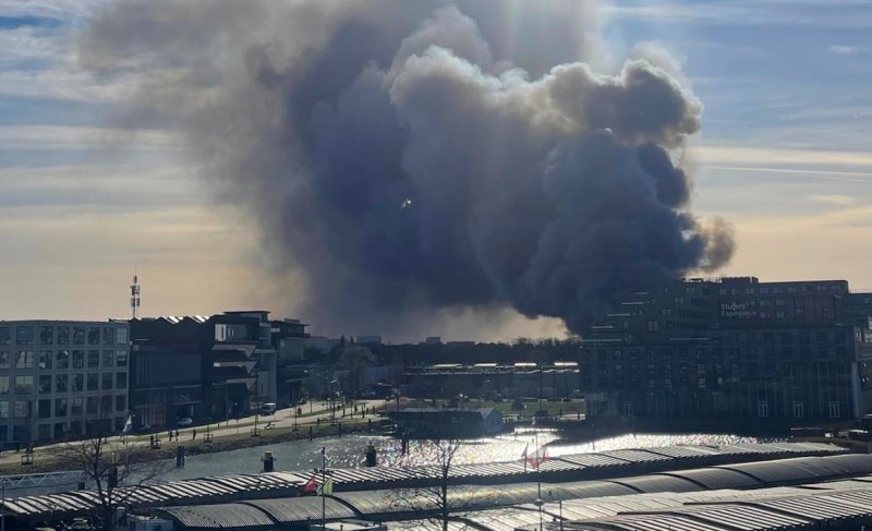 Huge fire erupts at Amsterdam electric scooter storage - VIDEO