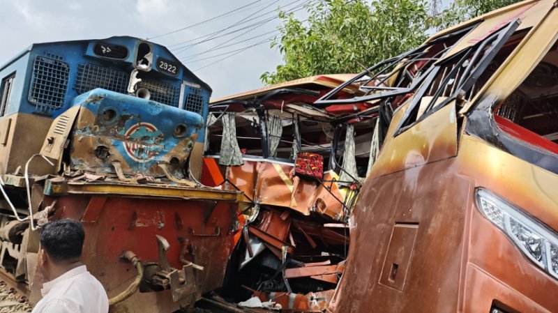Train-bus collision kills 12 in E. Bangladesh