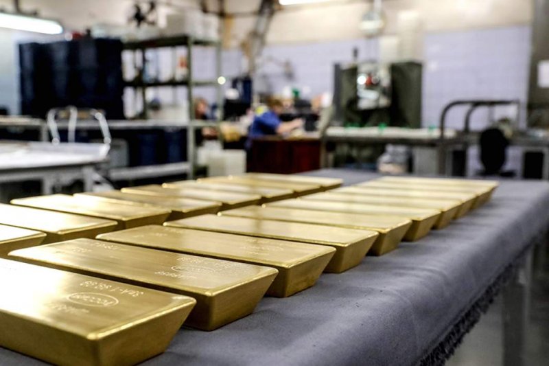 Russia starts selling gold reserves for first time since 2002