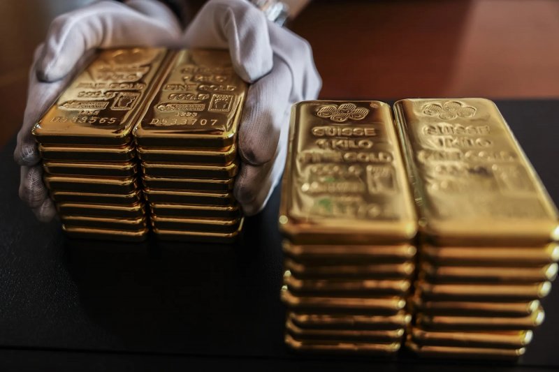 Gold climbs as dollar weakens and oil prices slide