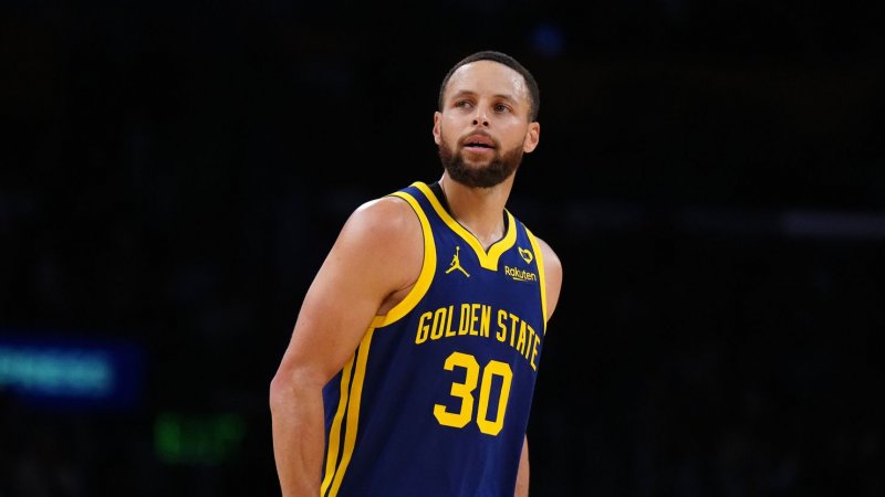 Warren Buffett, NBA star Stephen Curry team up for charity lunch