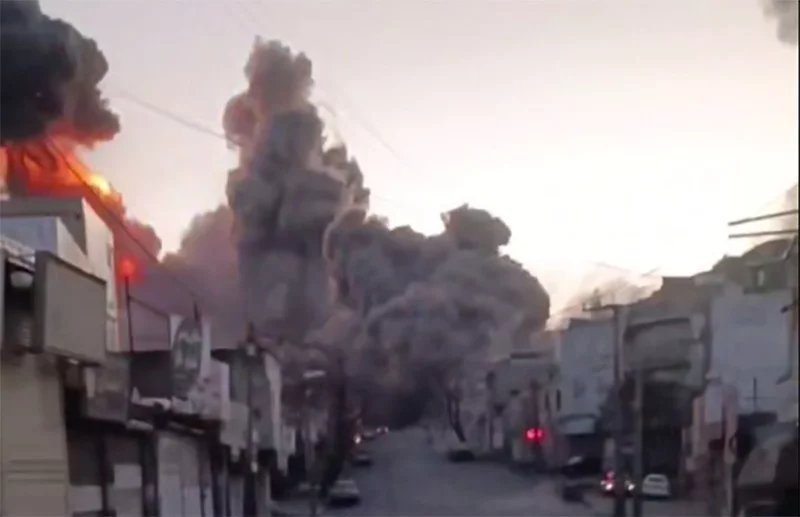 Deadly missile strikes hit Iran's Sanandaj -  VIDEO 