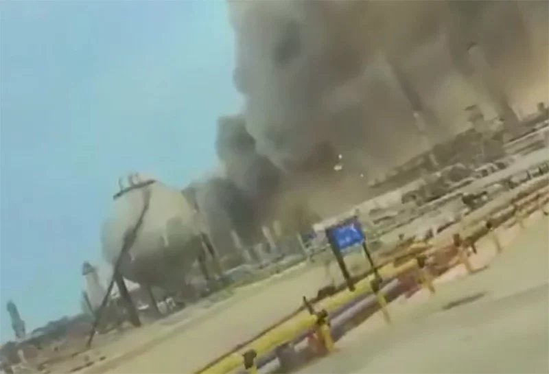 Saudi Aramco shuts down Ras Tanura refinery after drone strike - VIDEO