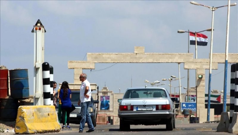 Syria closes its border crossing with Lebanon