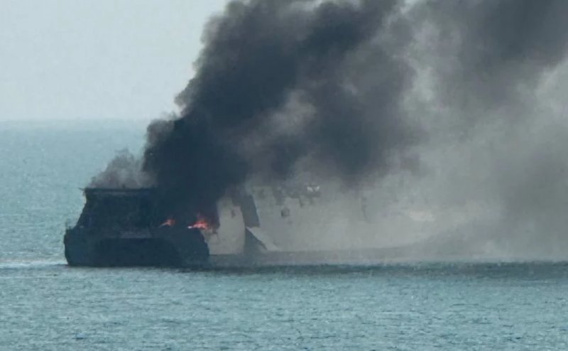 Iranian navy corvette on fire near port Bandar Abbas -  VIDEO 