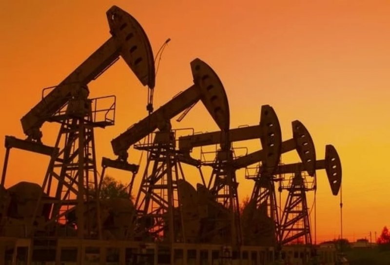 Oil set for weekly gains despite US waiver on Russian oil