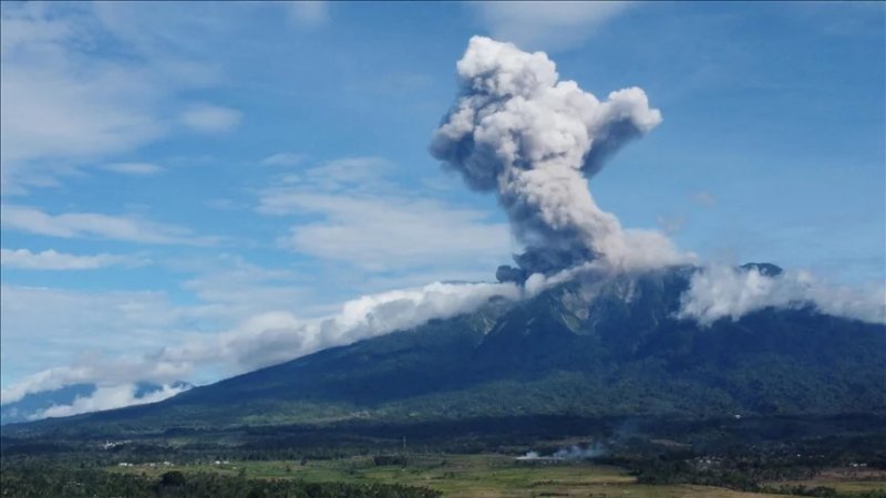 Indonesia's Mount Merapi erupts again - VIDEO