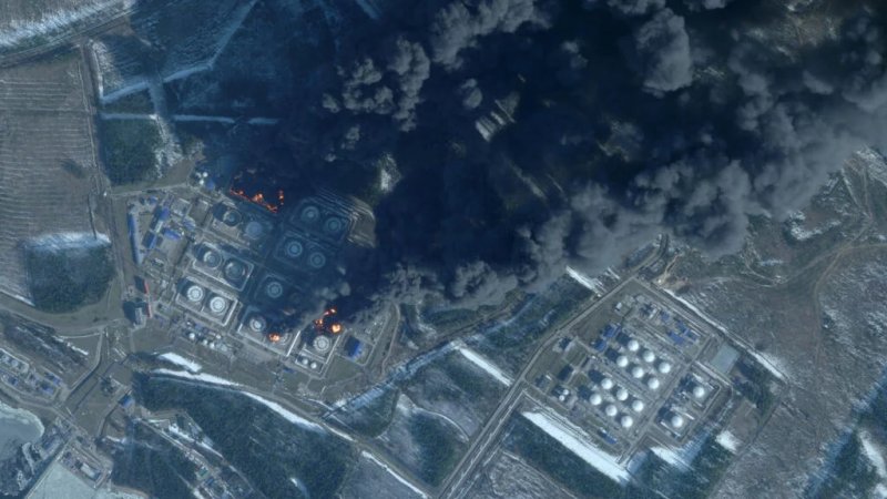 Ukraine strikes key Russian oil port near Finland border - VIDEO