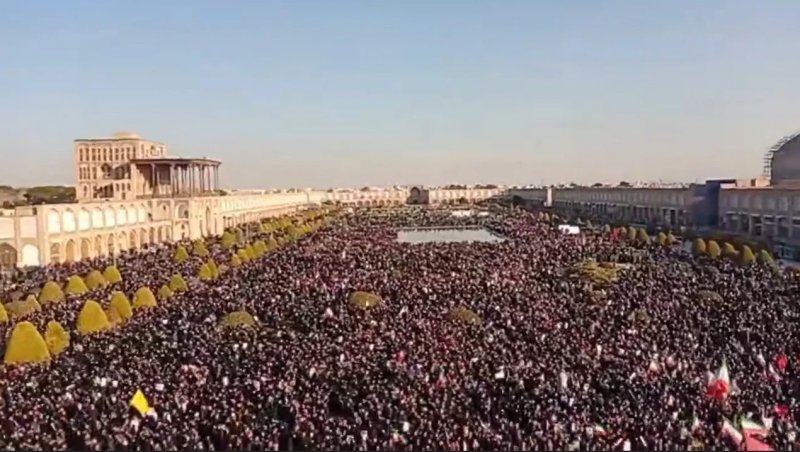  Thousands flood Isfahan after Khamenei’s death - VIDEO 