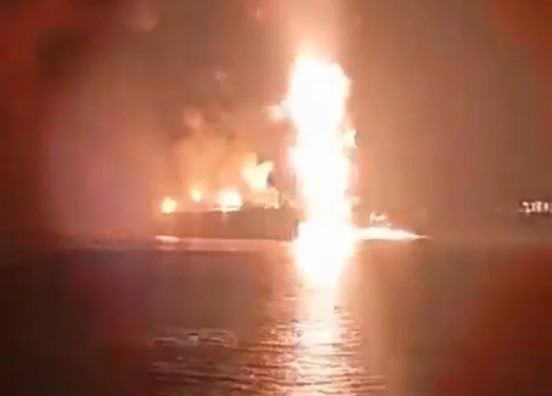 Two oil tankers ablaze in Persian Gulf after suspected attack  - VIDEO 