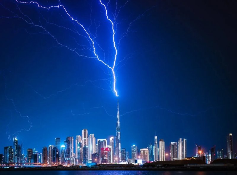 Dubai’s Burj Khalifa struck by lightning -   VIDEO 