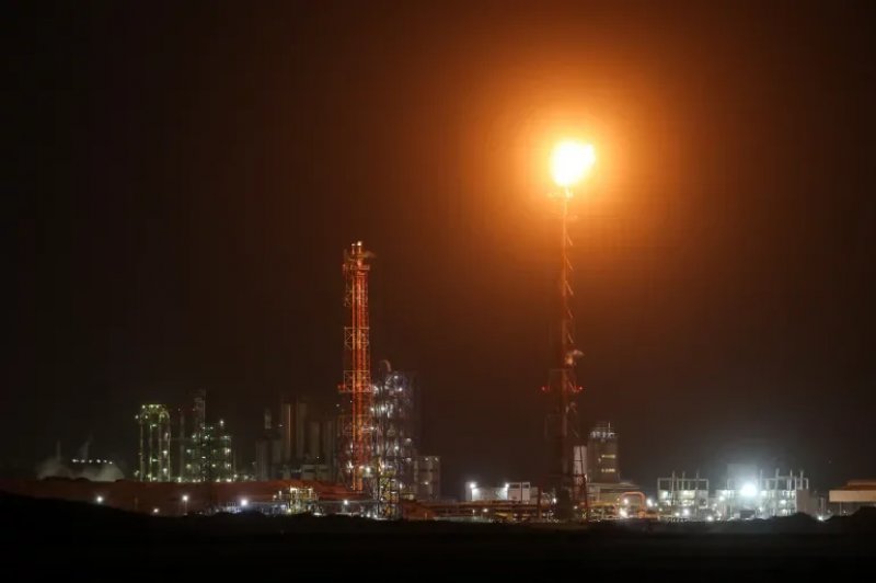 Israeli oil refinery hit by Iranian missile