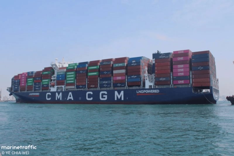 Hundreds of tankers stranded near the Strait of Hormuz amid maritime crisis