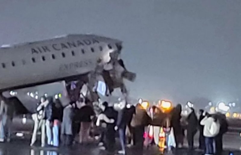 Plane hits vehicle on LaGuardia runway, airport closed  -VIDEO 