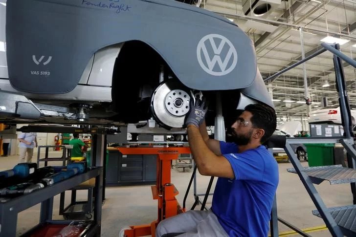 Volkswagen to press ahead with job cuts despite rising orders